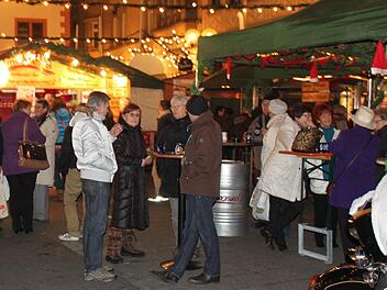 Der Lichterglanz in Bad Kissingen ist weniger Weihnachtsmarkt als vorweihnachtlicher Treffpunkt. Fotos: Thomas Mäuser