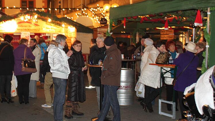 Der Lichterglanz in Bad Kissingen ist weniger Weihnachtsmarkt als vorweihnachtlicher Treffpunkt. Fotos: Thomas Mäuser