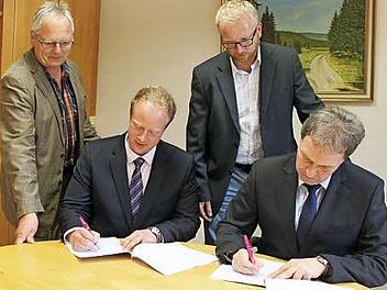 Die Bürger aus Steinbach am Wald dürfen sich über ein schnelles Internet freuen. Andreas Rudloff von der Telekom und Bürgermeister Klaus Löffler unterzeichneten den Vertrag. Mit im Bild Helmut Hirth (links) und Thomas Kotschenreuther von der Verwaltung Foto: Veronika Schadeck