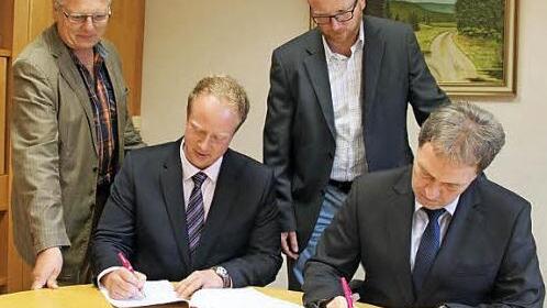 Die Bürger aus Steinbach am Wald dürfen sich über ein schnelles Internet freuen. Andreas Rudloff von der Telekom und Bürgermeister Klaus Löffler unterzeichneten den Vertrag. Mit im Bild Helmut Hirth (links) und Thomas Kotschenreuther von der Verwaltung Foto: Veronika Schadeck