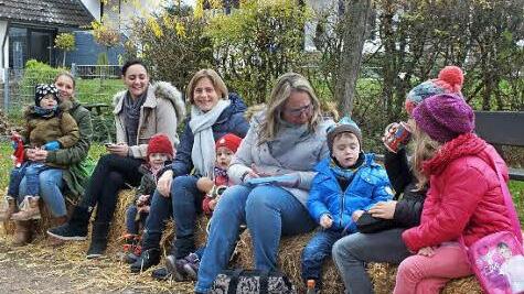 Die kleine Adventsfeier wurde zum Treff für die Familie. Fotos: maw