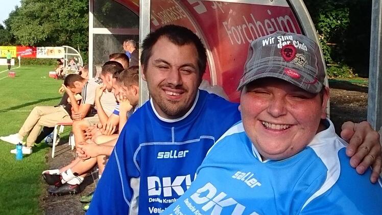 Mittendrin statt nur dabei: Moni (r.) und Bernd (l.) auf ihren Sitzplätzen direkt neben der Ersatzbank der SpVgg Jahn Forchheim. privat