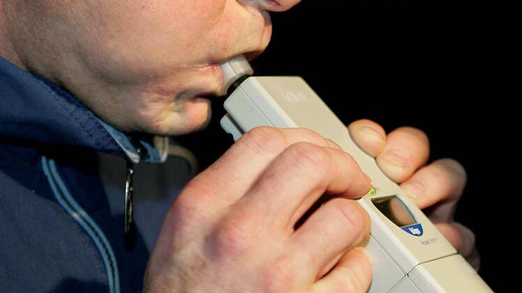 Mit 2,2 Promille kontrollierten Verkehrspolizisten am Montagmorgen einen Lkw-Fahrer auf der A3 bei Erlangen.  Symbolfoto: Uli Deck/dpa