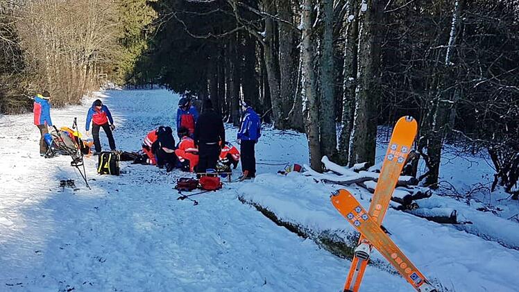 Im Einsatz war die Bergwacht Bischofsheim  am Wochenende. Unter anderem mussten verletzte Schlittenfahrer und Rodler versorgt und ins Tal gebracht werden. Oliver Scheuplein