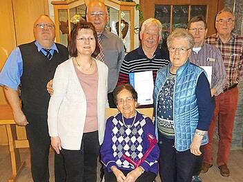 Ehrung beim VdK-Ortsverband Dobenreuth-Gosberg: Das Bild zeigt von links Hans-Jürgen Clement, VdK-Betreuerin Renate Hack, Ferdinand Eismann, Dieter Hofmann, Bettina Galster, Reinhold Schuhmann, Zweiten Bürgermeister Peter Andexinger und (vorne) Lydwina Schuhmann. Foto: privat