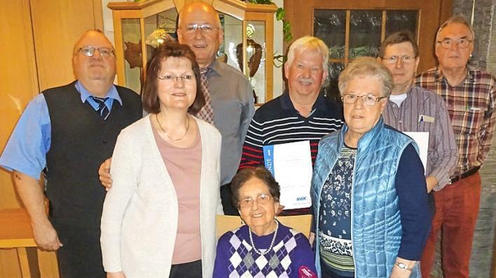 Ehrung beim VdK-Ortsverband Dobenreuth-Gosberg: Das Bild zeigt von links Hans-Jürgen Clement, VdK-Betreuerin Renate Hack, Ferdinand Eismann, Dieter Hofmann, Bettina Galster, Reinhold Schuhmann, Zweiten Bürgermeister Peter Andexinger und (vorne) Lydwina Schuhmann. Foto: privat