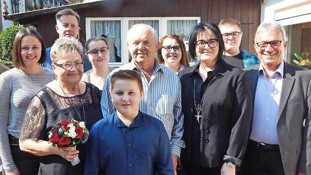 Das Ehepaar Hanni und Werner Kolb (vorne) im Verwandtenkreis mit (von links) Enkelin Lara, Sohn Harald, Enkelin Lisa, Enkel Hannes, Enkelin Amelie, Tochter Antje, Enkel Leon und Drittem Bürgermeister Reinhold Förtsch Foto: Horst Wunner