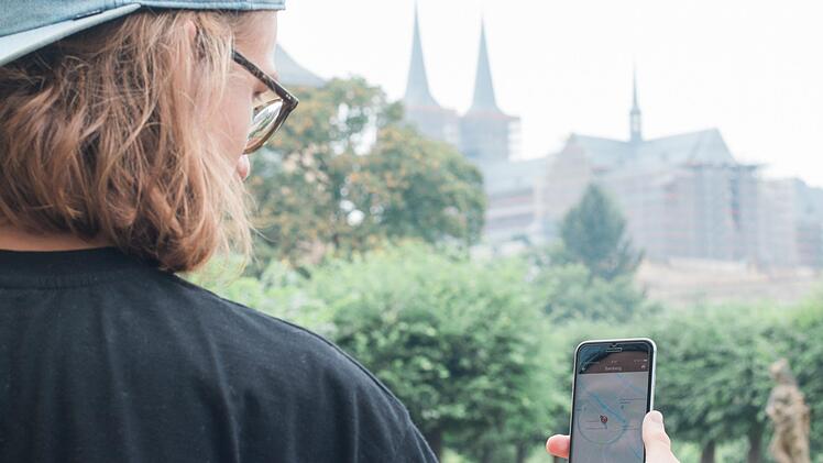 Agent im Einsatz: Jona Gebhard versucht, das Rätsel im Rosengarten zu knacken.Chiara Riedel