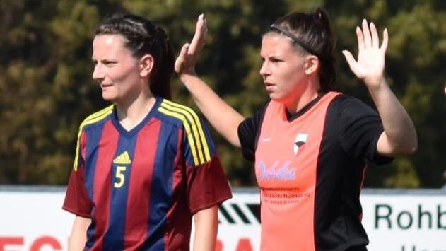 Selina Pelch vom Kreisligisten FC Burk ergibt sich Gegner Obertrubach nicht, sondern signalisiert dem Schiedsrichter, dass sie nichts Regelwidriges getan hat.Raphael Porzelt
