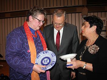 Sie waren beeindruck vom Porzellan: Kreiskulturreferentin Gisela Lang, Bezirksheimatpfleger Günther Dippold mit Marietta Rösler von Rösler Ceramtec. Veronika Schadeck