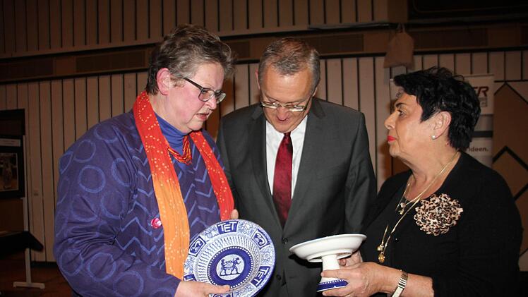Sie waren beeindruck vom Porzellan: Kreiskulturreferentin Gisela Lang, Bezirksheimatpfleger Günther Dippold mit Marietta Rösler von Rösler Ceramtec. Veronika Schadeck