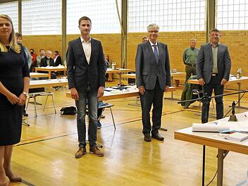 Vereidigung der neuen Gemeinderatsmitglieder (von links): Julia Schatkowski-Amtmann (ZfK), Tobias Wagner (CSU), Bürgermeister Rüdiger Gerst, Jochen Gottwald (ZfK) und Helmut Wild (ZfK) Foto: Sophia Benoit