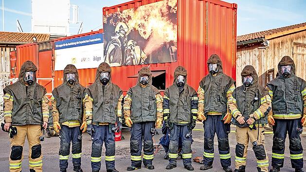 In voller Montur ging es in den Brandschutzcontainer (im Hintergrund).