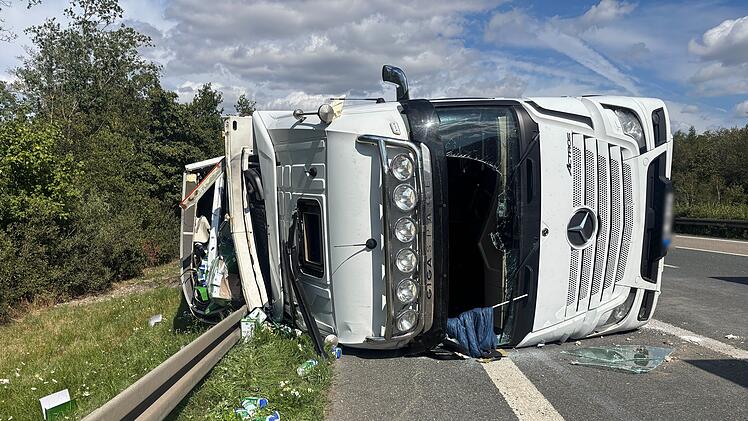 Milchlaster auf A6 im Kreis Ansbach umgekippt
