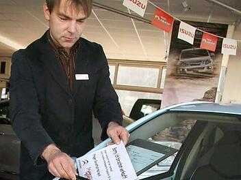 "Sorry, ich bin schon verkauft" - dieses Schild heftet Autoverkäufer Michael Reisberg von Auto Graf sehr gerne an die neuen Autos. Doch in diesem Jahr boomte nur der Nutzfahrzeugbereich.