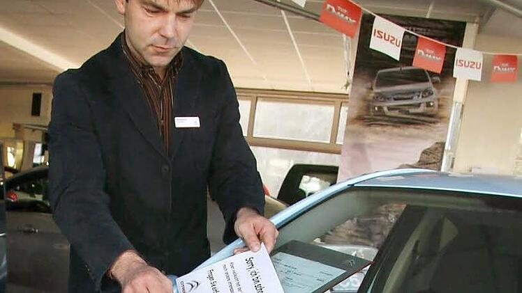 "Sorry, ich bin schon verkauft" - dieses Schild heftet Autoverkäufer Michael Reisberg von Auto Graf sehr gerne an die neuen Autos. Doch in diesem Jahr boomte nur der Nutzfahrzeugbereich.