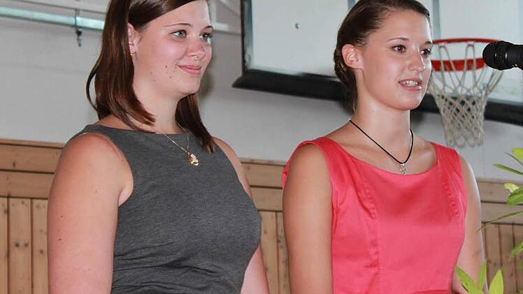 Die Schülersprecherinnen Kerstin Eckstein und Lara Kremer berichteten in ihrer Rückschau auch von einigen unplanmäßigen Dingen.Fotos: Katharina Becht