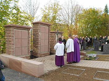 Die neue Urnenwand wurde in Oehrberg gesegnet. Auch Urnenerdgräber gibt es jetzt. Fotos: Egon Kessler
