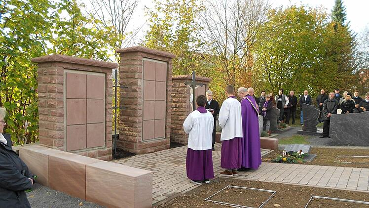 Die neue Urnenwand wurde in Oehrberg gesegnet. Auch Urnenerdgräber gibt es jetzt. Fotos: Egon Kessler