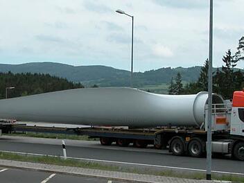 Auf der Durchreise: Solche Transporte mit Bauteilen für die Anlagen im Windpark Hain sollen durch Mainroth und Gärtenroth und weiter zu den Standorten am Spitzberg bei Schimmendorf und am Rainberg bei Hain und Wildenberg rangiert werden. Foto: Ralf Ruppert