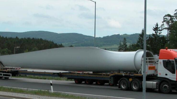 Auf der Durchreise: Solche Transporte mit Bauteilen für die Anlagen im Windpark Hain sollen durch Mainroth und Gärtenroth und weiter zu den Standorten am Spitzberg bei Schimmendorf und am Rainberg bei Hain und Wildenberg rangiert werden. Foto: Ralf Ruppert