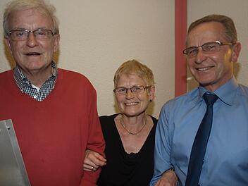 22 Jahre fungierte Gerhard Weidensteiner (links) im Trimm-Dich-Verein als Schriftführer. Sein Amt übernimmt künftig Carola Schneider. Den Verein führt weiterhin Werner Dengler (rechts). Foto: Stefan Geiger