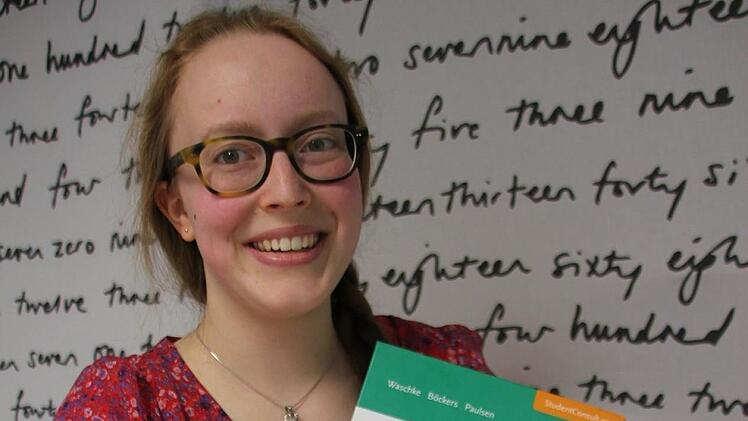 Das Anatomie-Lehrbuch ist f&uuml;r Sophia Schirmer aus Pressig auch in den Semesterferien ein treuer Begleiter. Nach ihrem Studium in M&uuml;nchen m&ouml;chte sie als Land&auml;rztin in den Kreis Kronach zur&uuml;ckkehren. Foto: Veronika Schadeck/Archiv