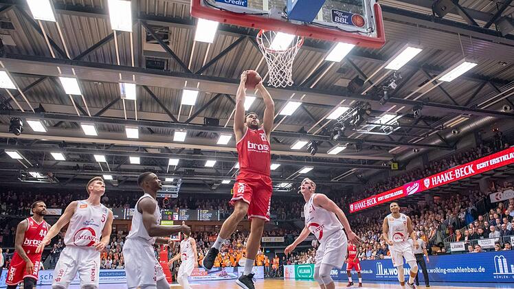 Elias Harris hat die Lücke in der Verteidigung von Rasta Vechta gefunden und schließt mit einem kraftvollen Dunking ab.Chrisian Becker