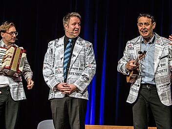 Heftigen Applaus verdiente sich das Trio TBC beim Gastspiel im ausverkauften Coburger Kongresshaus Rosengarten mit seinem satirischen Jahresrückblick.Foto: Jochen Berger