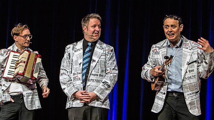 Heftigen Applaus verdiente sich das Trio TBC beim Gastspiel im ausverkauften Coburger Kongresshaus Rosengarten mit seinem satirischen Jahresrückblick.Foto: Jochen Berger