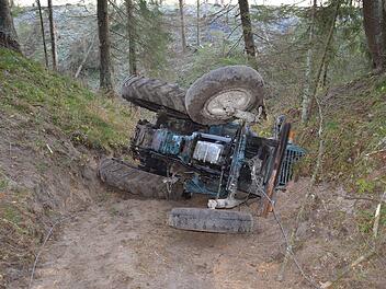 Traktorunfall in Esselbach: Mann (74) schwer verletzt