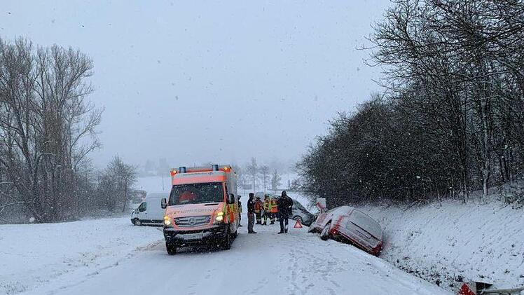 Zwischen Pretzfeld und Kirchehrenbach rutschten drei Pkw in den Graben und die Insassen konnten sich nicht selbstständig aus dem Fahrzeug befreien. Foto: Feuerwehr Pretzfeld