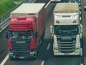 Immer wieder kommt es auf der B279 zu schweren Unf&auml;llen nach &Uuml;berholman&ouml;vern. Nach dem Vorfall mit den beiden Lkw bei Rh&ouml;n-Grabfeld warnt die Polizei erneut. (Symbolbild)