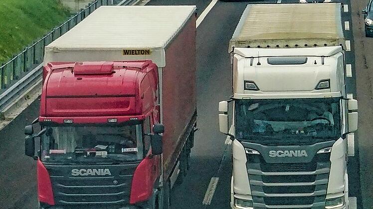 Immer wieder kommt es auf der B279 zu schweren Unf&auml;llen nach &Uuml;berholman&ouml;vern. Nach dem Vorfall mit den beiden Lkw bei Rh&ouml;n-Grabfeld warnt die Polizei erneut. (Symbolbild)