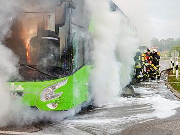 Reisebus fackelt bei A96 ab: Sechsstelliger Schaden durch technischen Defekt Reisebus fackelt bei A96 ab: Sechsstelliger Schaden durch technischen Defekt