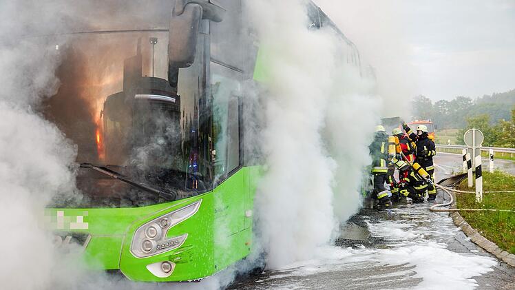 Reisebus fackelt bei A96 ab: Sechsstelliger Schaden durch technischen Defekt