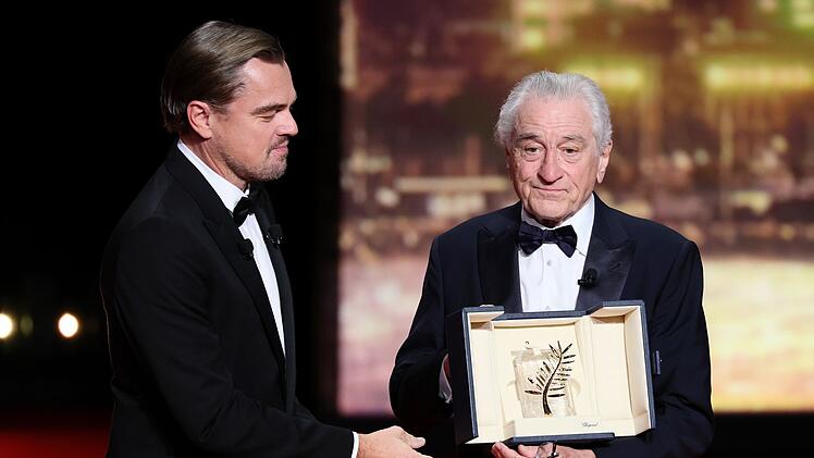 Leonardo DiCaprio (links) überreicht Robert De Niro die Ehrenpalme für sein Lebenswerk.