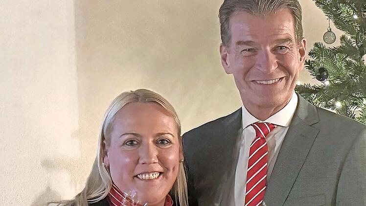 Julia Sch&uuml;bert wurde beim Jubilaressen f&uuml;r 25 Jahre bei der Sparkasse Bad Kissingen von Vorstand Michael Rendl begl&uuml;ckw&uuml;nscht.