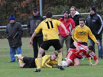 Heißer Tanz bei Eiseskälte: Zur Sache ging es im Kreisderby zwischen dem FC Thulba und dem FC Bad Brückenau, das überraschend die Saalestädter gewannen. Auf unserem Bild nimmt es der Bad Brückenauer Florian Jakobsche (in rot) gleich mit drei Frankonen auf, und zwar mit (von links) Philipp Hölzer, Martin Danz (Nr. 11)  und Sebastian Vancea. Foto: ssp