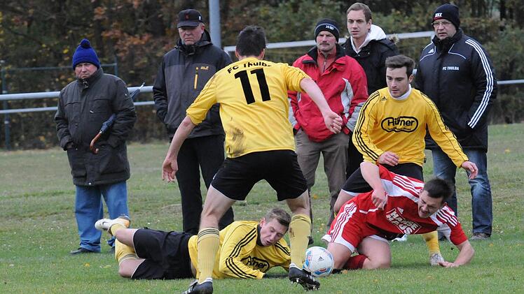 Heißer Tanz bei Eiseskälte: Zur Sache ging es im Kreisderby zwischen dem FC Thulba und dem FC Bad Brückenau, das überraschend die Saalestädter gewannen. Auf unserem Bild nimmt es der Bad Brückenauer Florian Jakobsche (in rot) gleich mit drei Frankonen auf, und zwar mit (von links) Philipp Hölzer, Martin Danz (Nr. 11)  und Sebastian Vancea. Foto: ssp