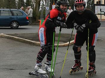 Theresa Weber und Christa Kraus aus Arrach begeben sich mit ihren Inline-Skatern an den Start - mit mehr als 20 Stundenkilometern rauschen sie im Slalom den Berg Richtung "Schwarzes Roß" hinunter.  Fotos: Sonja Adam