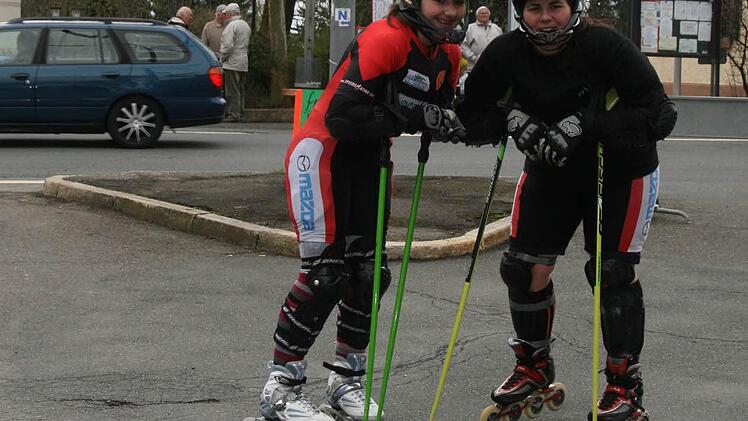 Theresa Weber und Christa Kraus aus Arrach begeben sich mit ihren Inline-Skatern an den Start - mit mehr als 20 Stundenkilometern rauschen sie im Slalom den Berg Richtung "Schwarzes Roß" hinunter.  Fotos: Sonja Adam