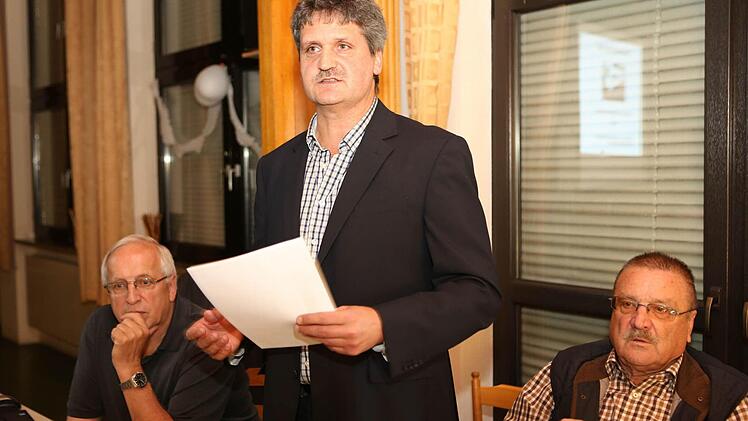 Andreas Saal leitete die Versammlung. Links Bürgermeister Bäuerlein, rechts Siegmund Schauer.