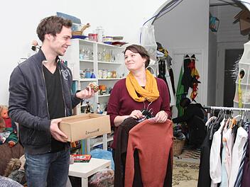 Fabio Lieder und Anna Weith im Umsonstladen: Die Sachen, die hier angeboten werden, können mitgenommen werden. Einfach so.  Foto: Sebastian Martin