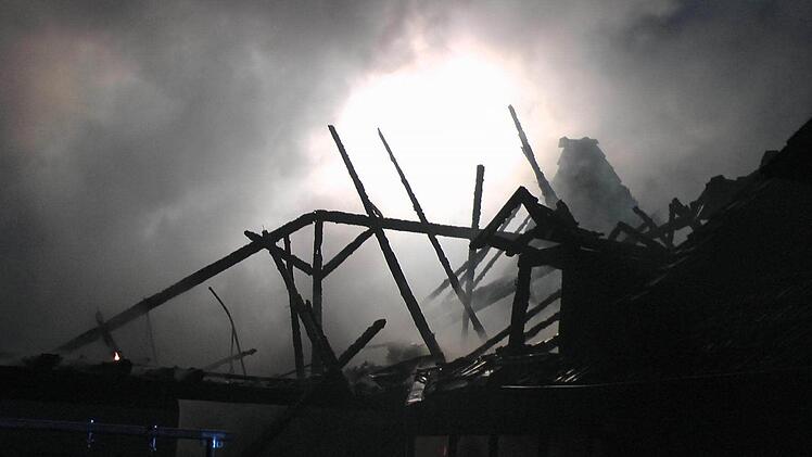 Ein Raub der Flammen: Anfang April verbrannten in einem Stall im Zeiler Stadtteil Bischofsheim 600 Schweine und Ferkel.  Foto: Christian Licha