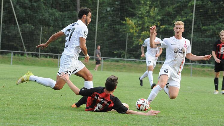 Szene aus dem Totopokalspiel zwischen dem FC Reichenbach (rot-schwarze Trikots) gegen die Würzburger Kickers (0:6). Foto: Hopf