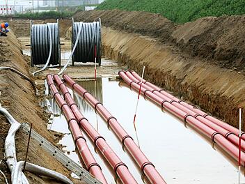 Erdkabel statt Freileitungen: Das Bild zeigt Rohre in Nordrhein-Westfalen, durch die der Netzbetreiber Amprion Erdkabel führen will. Foto: Roland Weihrauch/dpa