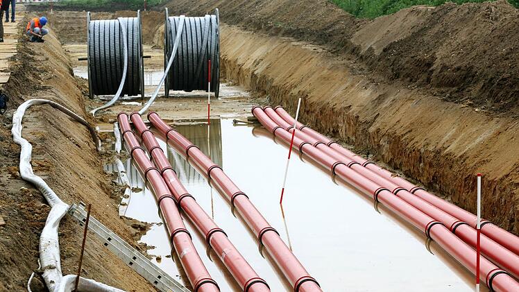 Erdkabel statt Freileitungen: Das Bild zeigt Rohre in Nordrhein-Westfalen, durch die der Netzbetreiber Amprion Erdkabel führen will. Foto: Roland Weihrauch/dpa