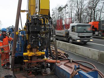 In bis zu 50 Meter Tiefe wird bei Thurnau gebohrt. Die Autobahn ist Richtung Neudrossenfeld deshalb nur einspurig befahrbar. Fotos: Alexander Hartmann