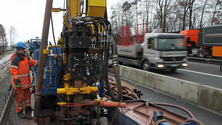 In bis zu 50 Meter Tiefe wird bei Thurnau gebohrt. Die Autobahn ist Richtung Neudrossenfeld deshalb nur einspurig befahrbar. Fotos: Alexander Hartmann